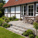 hævet terrasse og trappe af gråbr