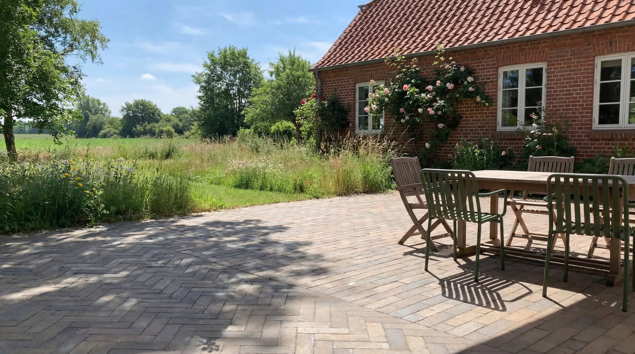 gotland teglklinker som terrassebelægning i sildebensmønster ved rødstenshus.
