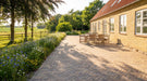 gotland teglklinker (240x78x52 mm) som terrasse ved hus med havemøbler.