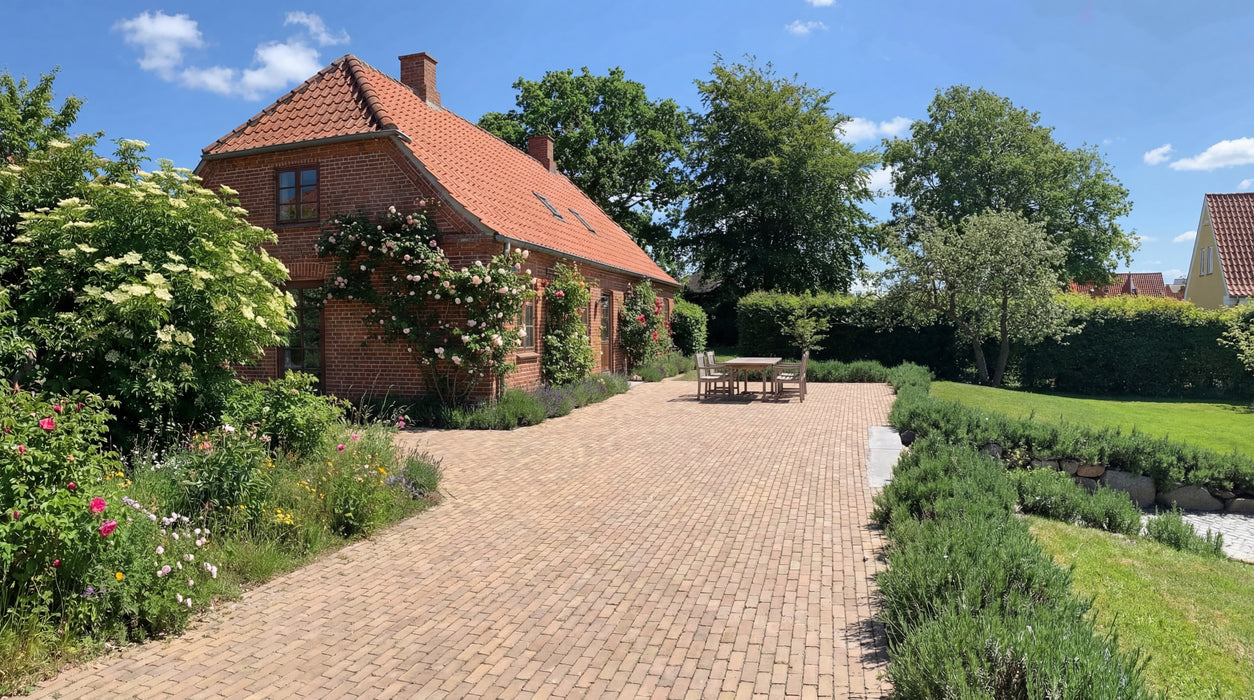 terrasse belagt med vintage de panne teglklinker ved murstenshus