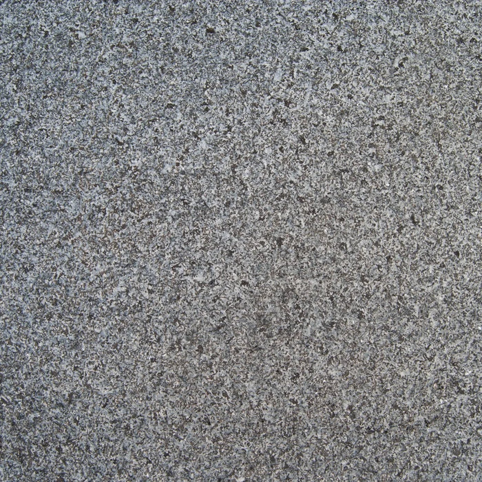 jetbrændt grå granitflise, favaco 60x60 cm, tæt på