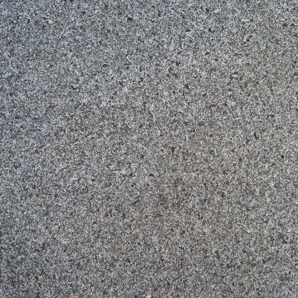 jetbrændt grå granitflise, favaco 60x60 cm, tæt på