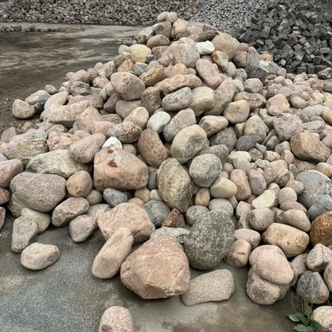 bunke af kampesten i varierende beige og grålige nuancer.